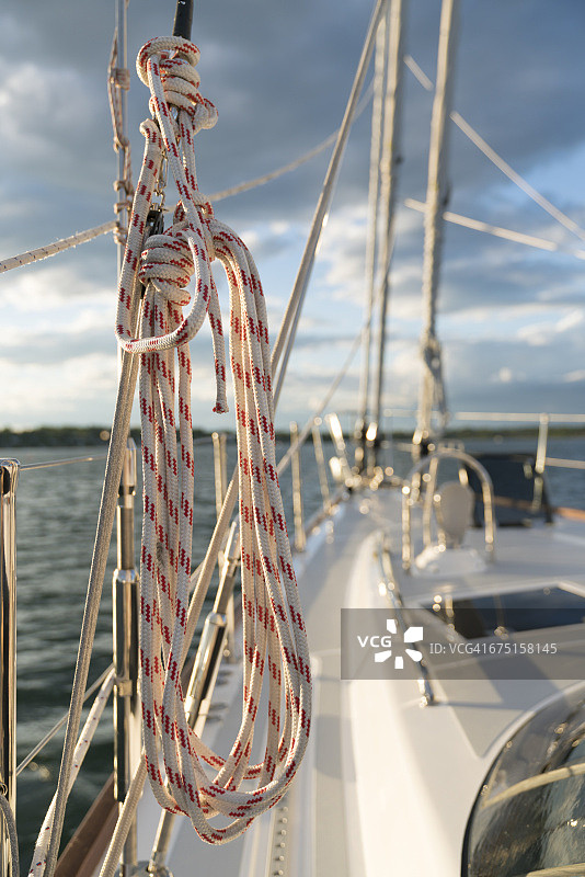 日落时分63英尺帆船上的线条图片素材