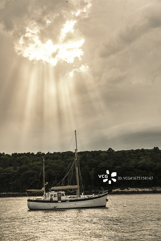 锚泊在缅因州洛克波特附近的船图片素材