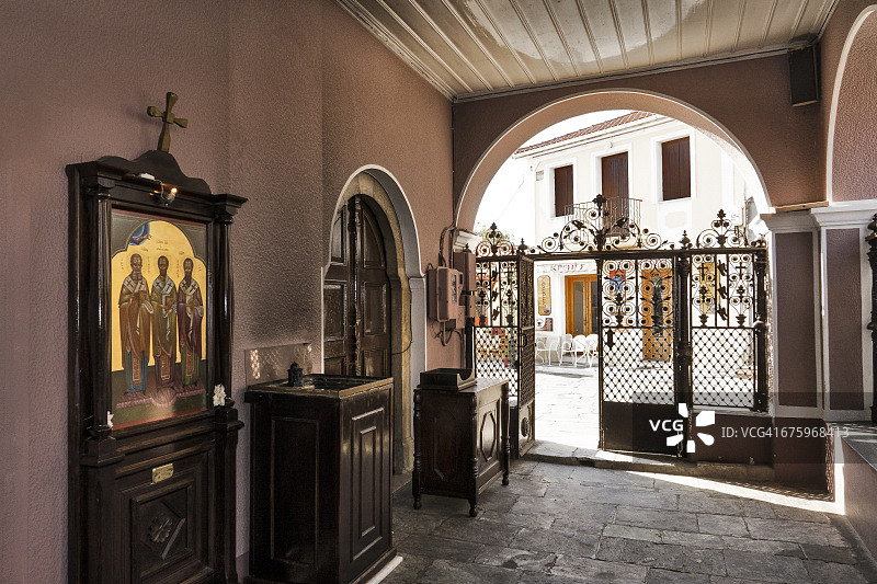 希腊斯基亚索斯旧港的教堂入口图片素材