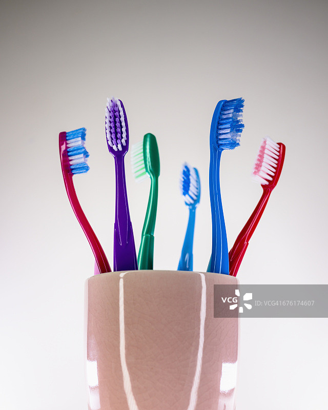 拥挤的牙刷架上的牙刷图片素材