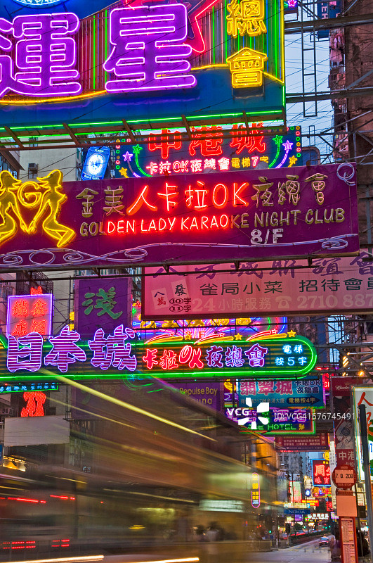 弥敦道的霓虹灯和巴士图片素材