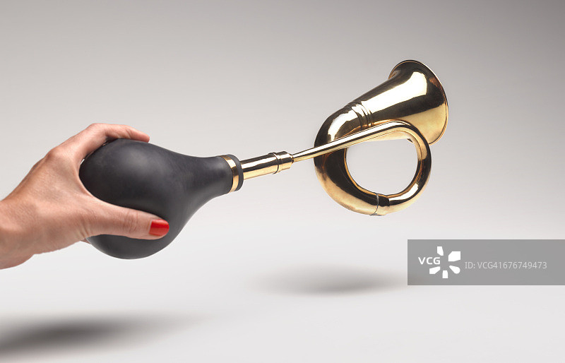 带手的古董狩猎号角图片素材