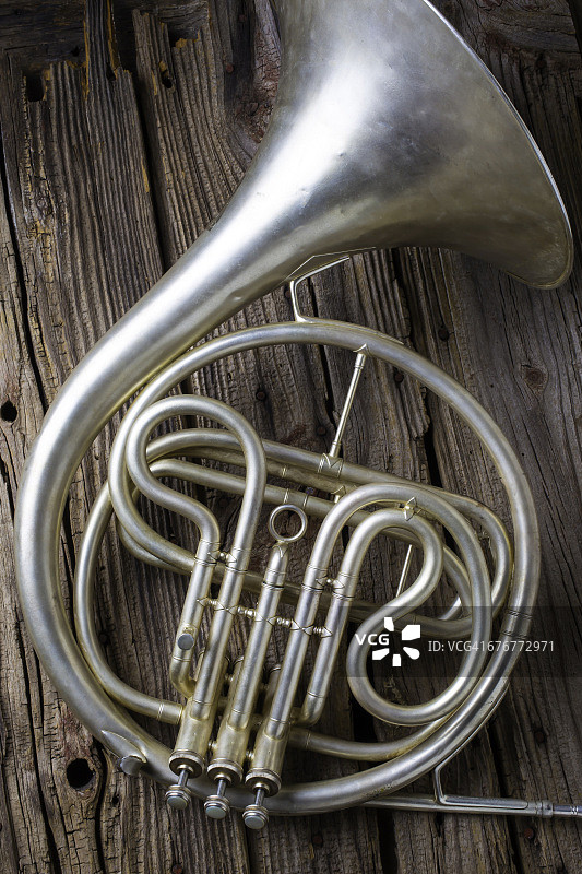 木板上的银色法国号图片素材