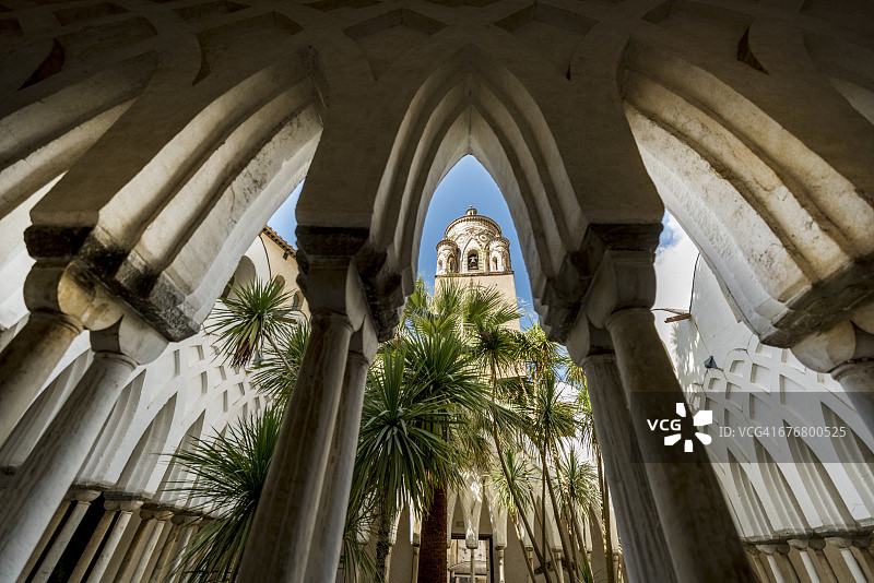 阿马尔菲大教堂庭院和钟楼图片素材