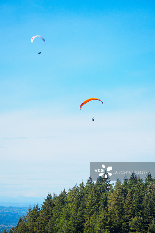 在虎山滑翔伞飞行图片素材