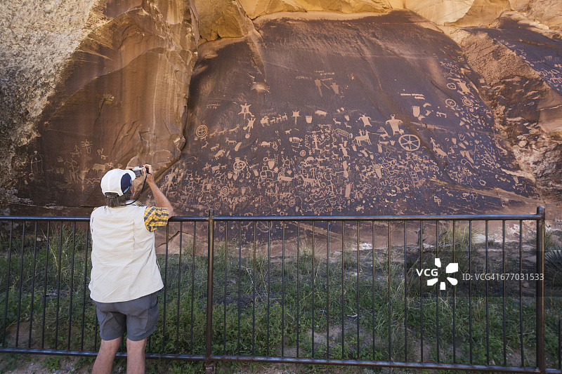 岩石上的报纸岩画图片素材