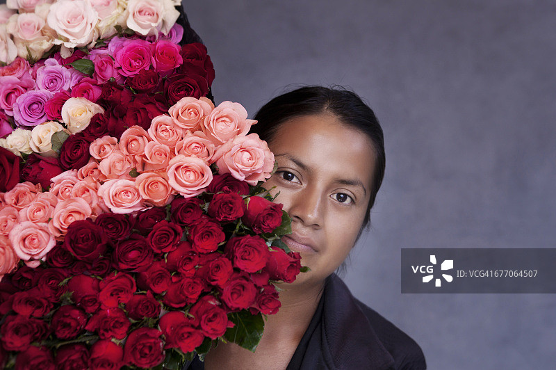 年轻卖花女图片素材