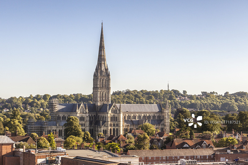 索尔兹伯里大教堂与城市屋顶图片素材