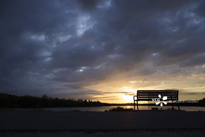 俯瞰湖泊小径上的长椅轮廓图片素材