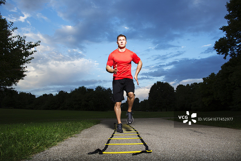 在公园锻炼的男人图片素材