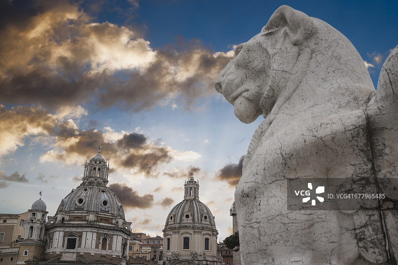 意大利罗马威尼斯广场的狮子雕像图片素材