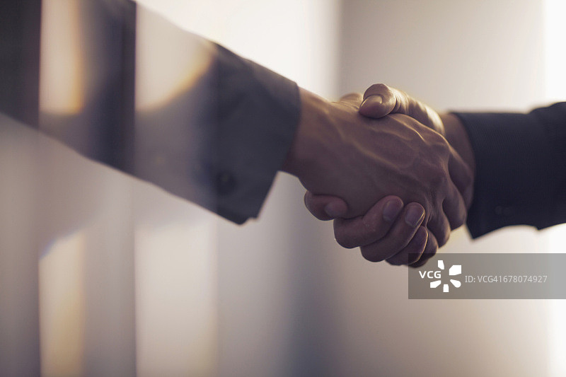 现代办公空间中的握手图片素材