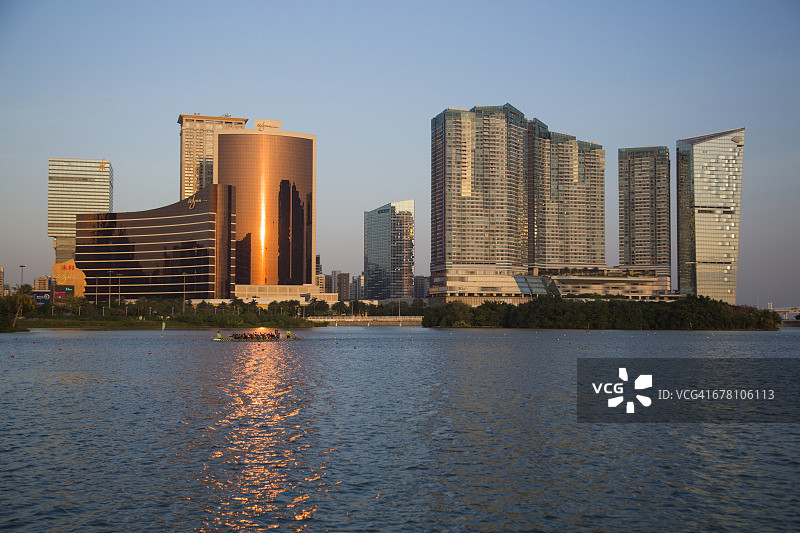 在南湾湖上划船的人们图片素材