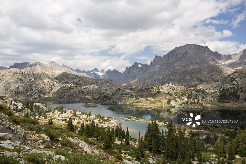 山区背包旅行图片素材