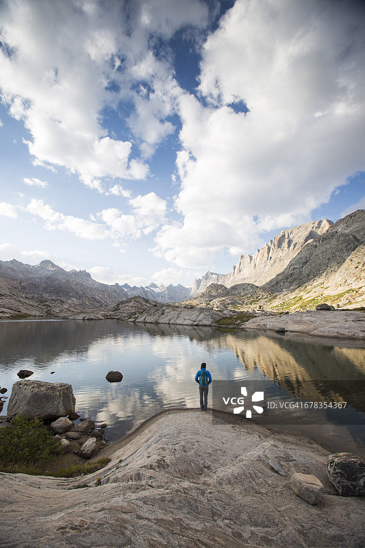 山区背包旅行图片素材