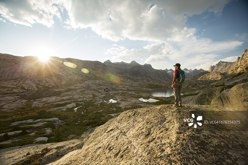 山区背包旅行图片素材