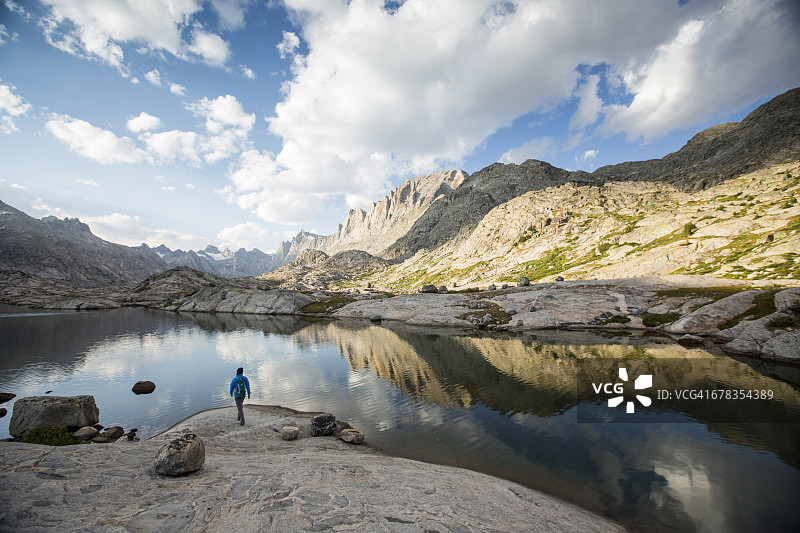 山区背包旅行图片素材