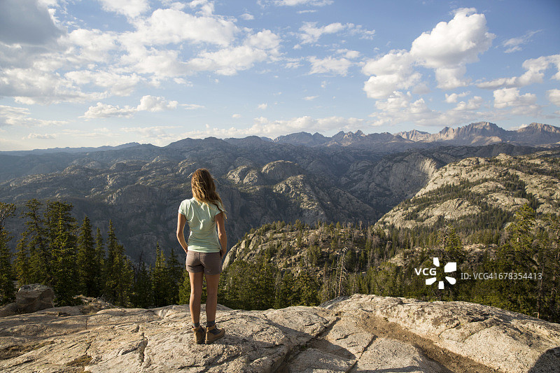 山区背包旅行图片素材