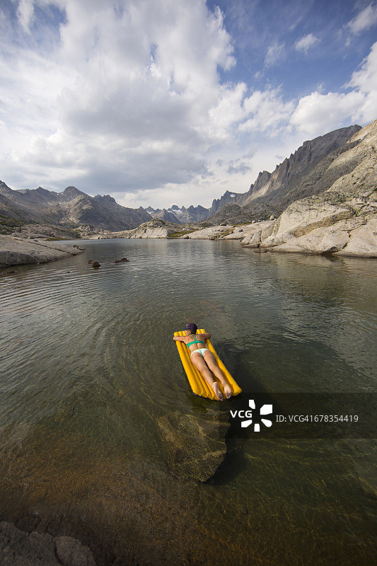 山区背包旅行图片素材