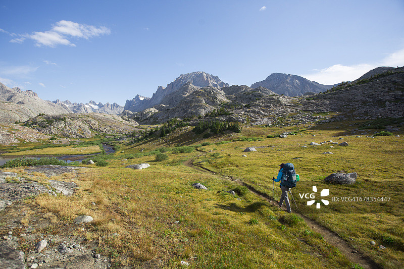 山区背包旅行图片素材