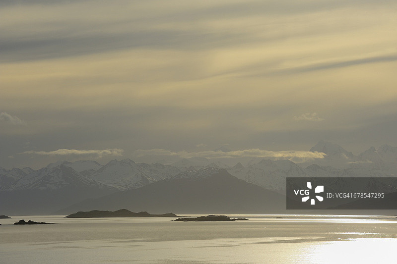 大海和有山脉的陆地图片素材