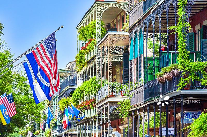 法国区阳台上的锻铁花边图片素材