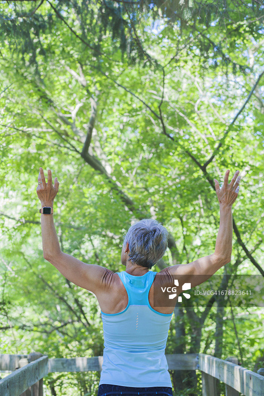 微笑的白人女性在户外庆祝图片素材