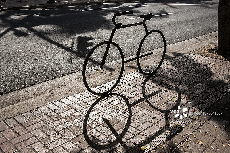 威基基海滩的自行车架图片素材