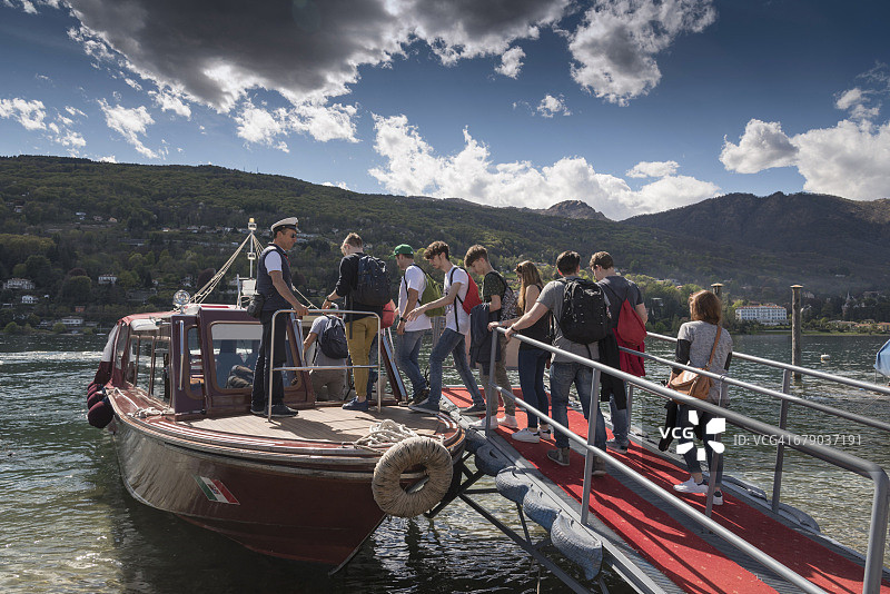 在马焦雷湖博罗梅群岛渔夫岛乘坐游船的游客图片素材