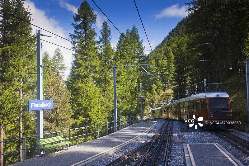 采尔马特冰川快车全景观列车，瑞士阿尔卑斯山图片素材