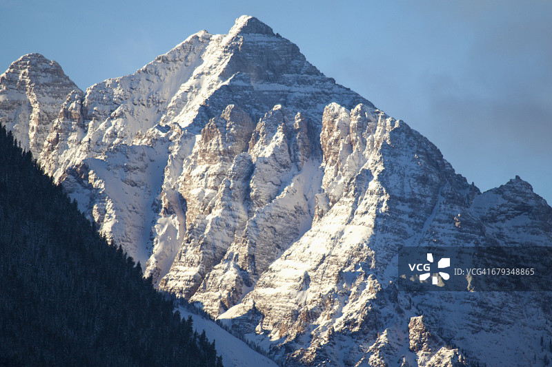 冬季金字塔峰图片素材