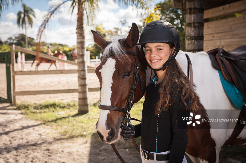 少女与马站在跳跃场地旁图片素材