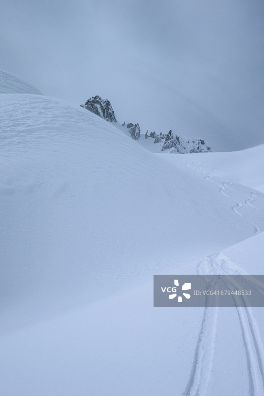 白雪覆盖的冬季景观图片素材