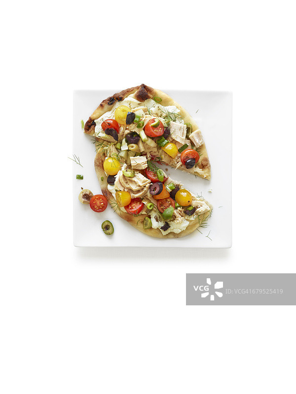 白色背景上的尼斯风味橄榄披萨俯视图图片素材