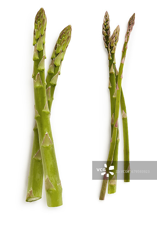 白色背景上的五根芦笋的鸟瞰图图片素材