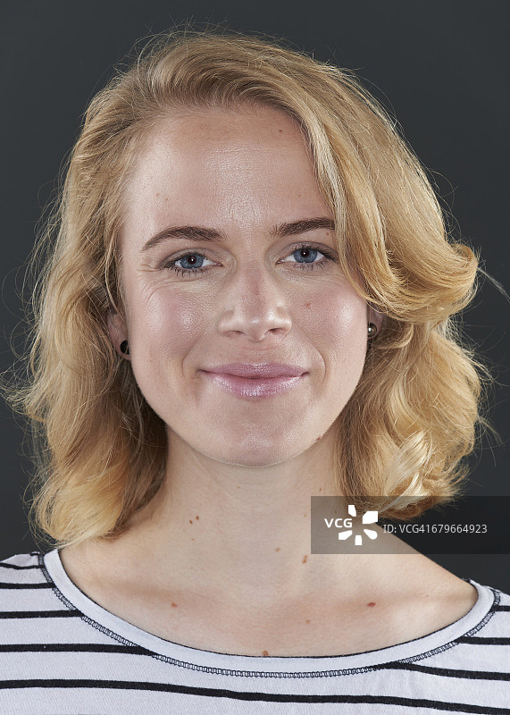 影棚内的女性肖像图片素材