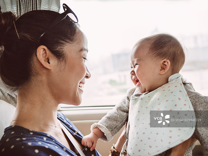 妈妈抱着宝宝，喜笑颜开图片素材
