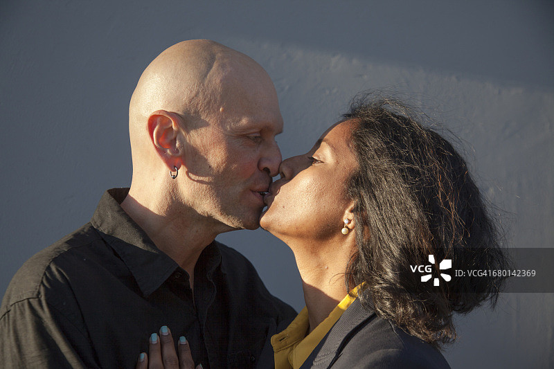 在加利福尼亚州硅谷接吻的混血夫妇图片素材