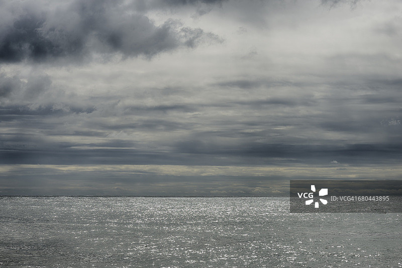 海面上空的壮丽天空图片素材