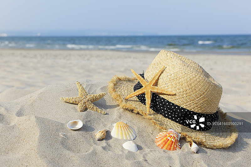 在海滩上放松图片素材