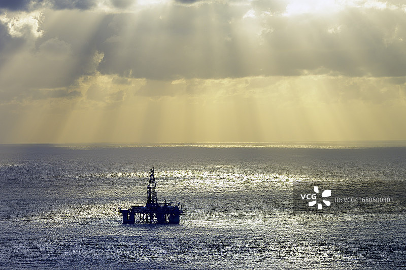 大西洋上的石油平台图片素材
