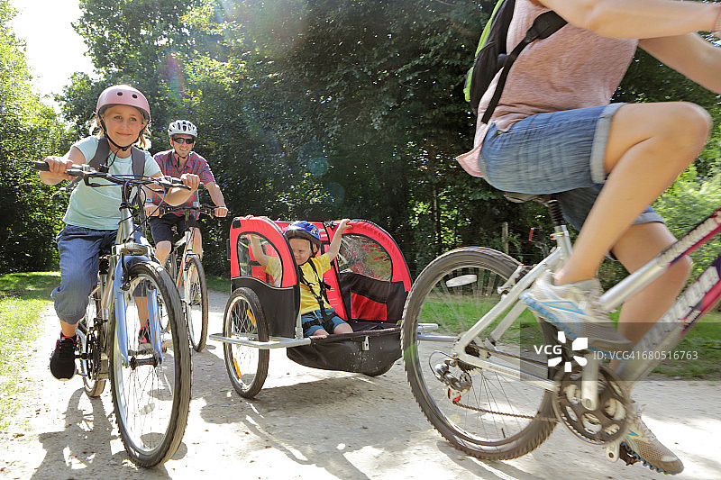 全家外出骑自行车图片素材