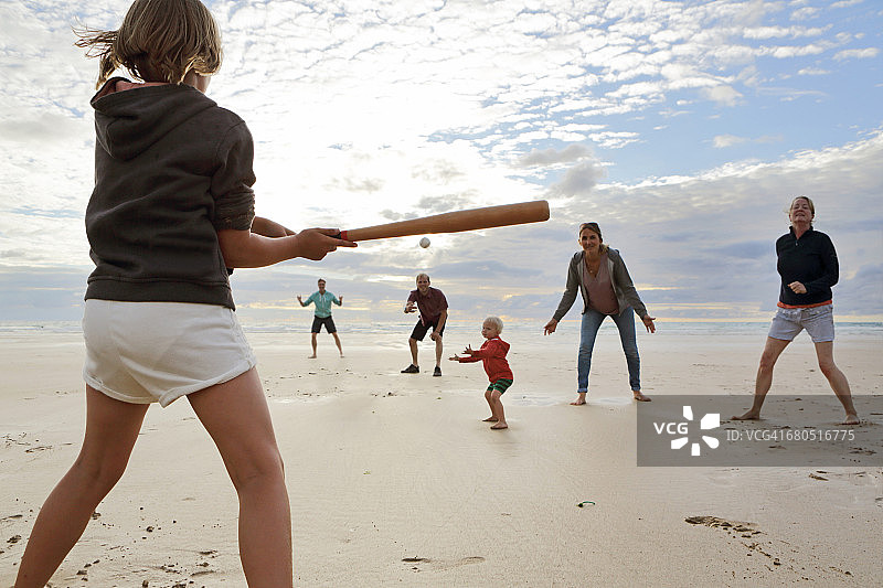 一家人在海滩玩球图片素材