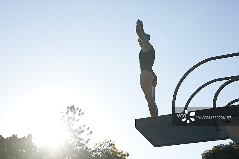 女子从跳台跳水图片素材