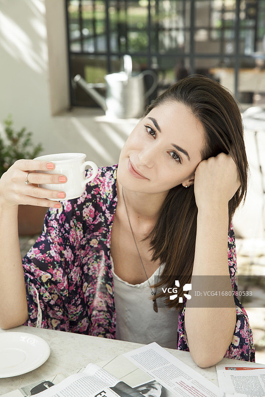 在户外享受咖啡的年轻女人图片素材