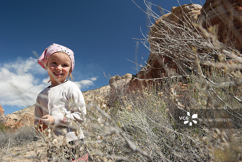 小女孩在郊外徒步旅行图片素材