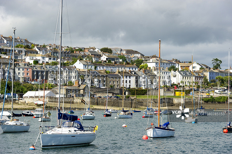 英国康沃尔郡法尔茅斯港口的船只图片素材