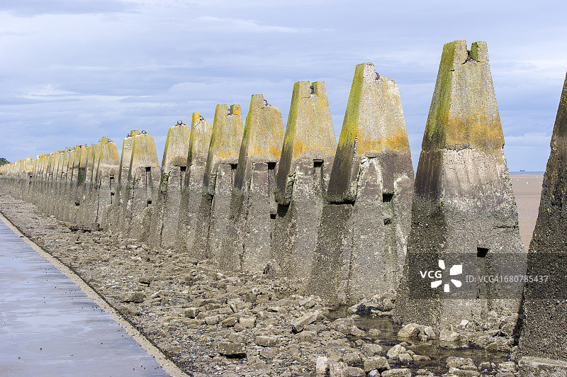 英国爱丁堡福斯湾克拉蒙德岛的堤道和反潜桩图片素材