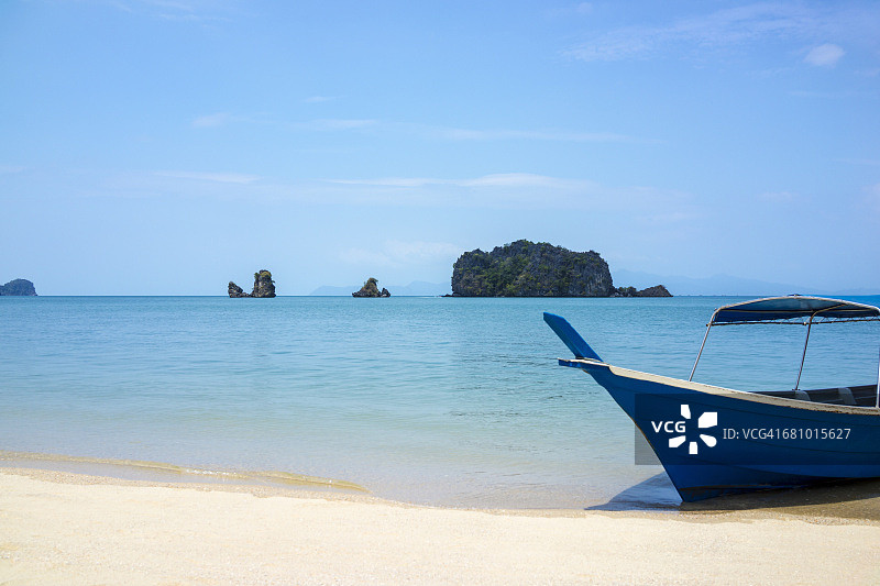 马来西亚兰卡威丹绒鲁海滩的船只图片素材