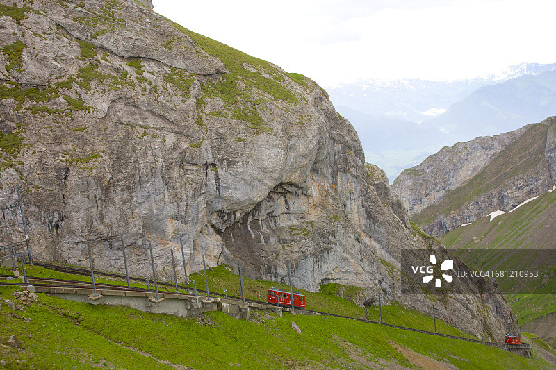 瑞士皮拉图斯山的齿轨铁路和山坡图片素材